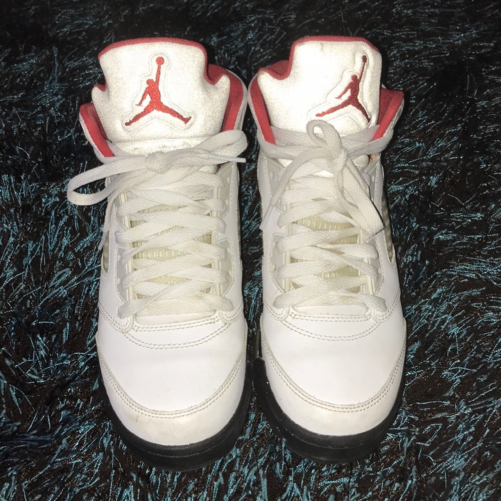 Tennis shoes